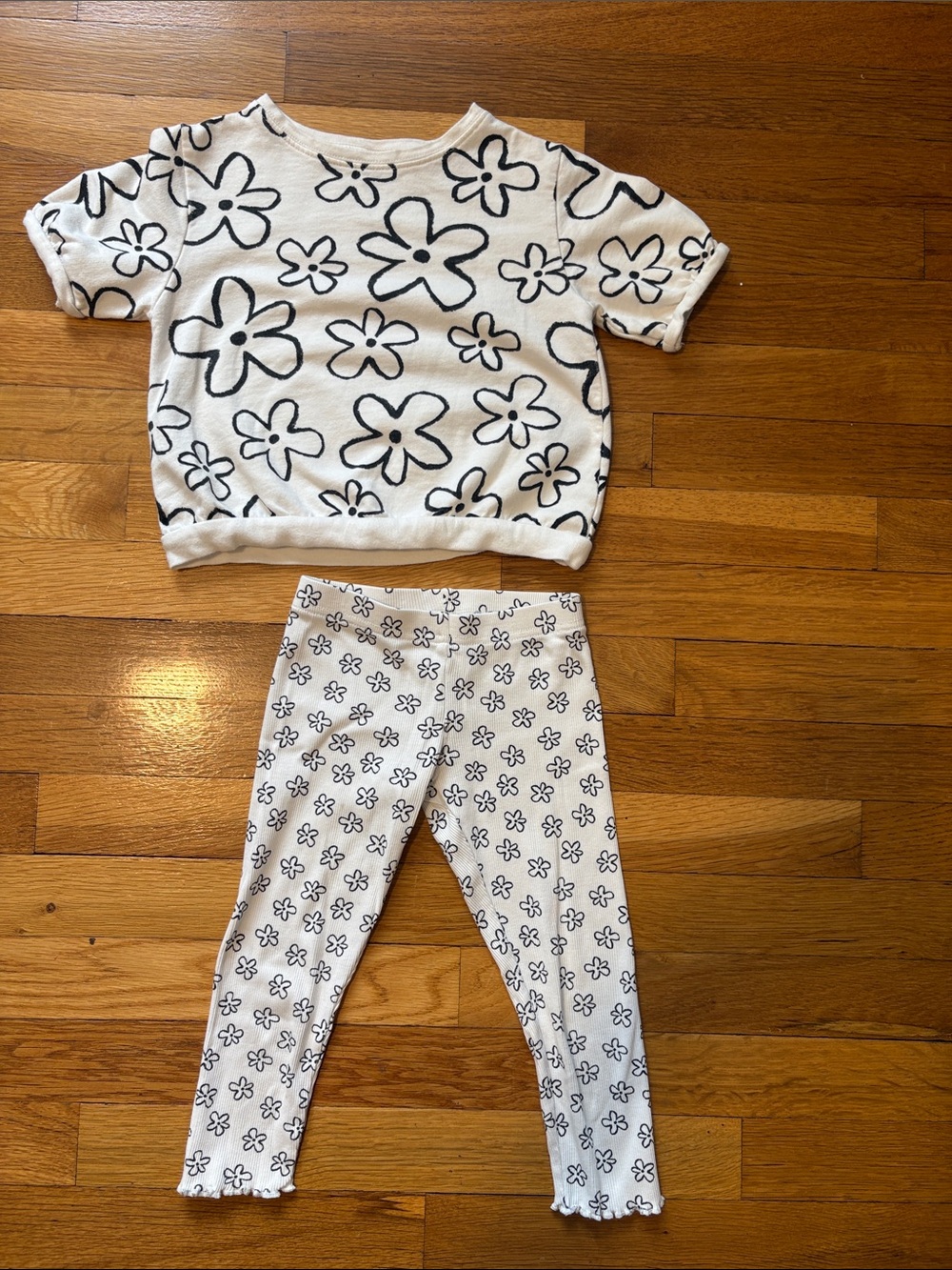 Carter’s White and Black Floral Set 100% cotton, 4t